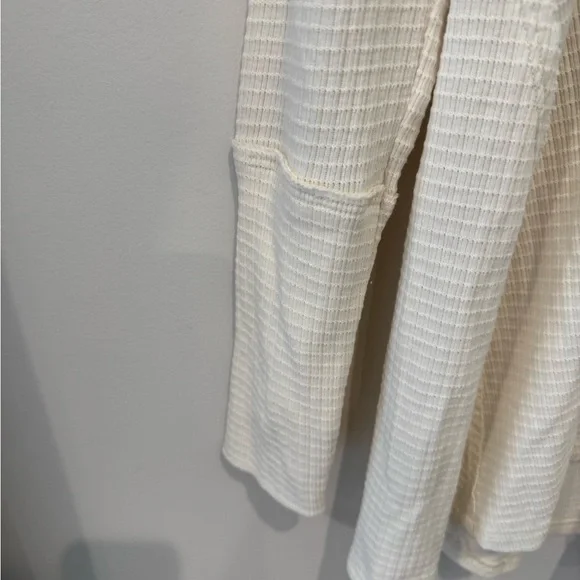 We The Free Citrine Ivory Knit Raw edge boho V-Neck Top M Oversized and relaxed - Picture 9 of 16